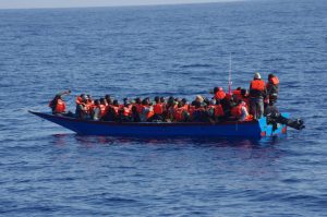 Ca. 45 Personen auf diesem Holzboot: Unser Schiff sollte so eine Situation jederzeit beherrschen können!