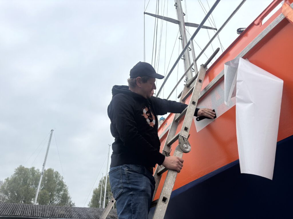 SARAH Logo wird angebracht